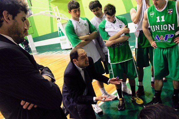 De Cecco buscando ordenar a sus dirigidos en una pausa (Foto: Diego Rosso).