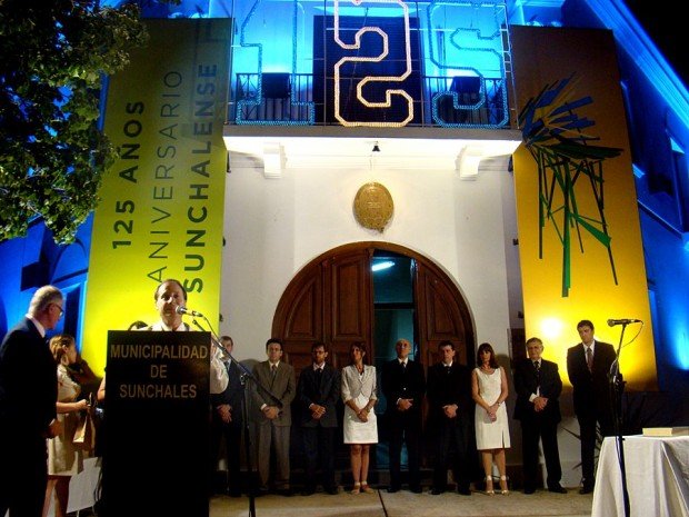Allá lejos, diciembre de 2011, noche de la asunción de la gestión Bolatti, con Marta Walker y Laura Balduino, atrás, de vestido blanco. Ambas ya no están.