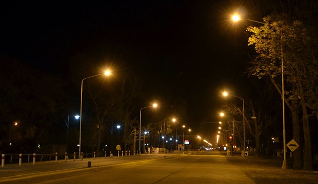 Las nuevas columnas con luminarias de avenida Yrigoyen (Prensa Municipalidad).