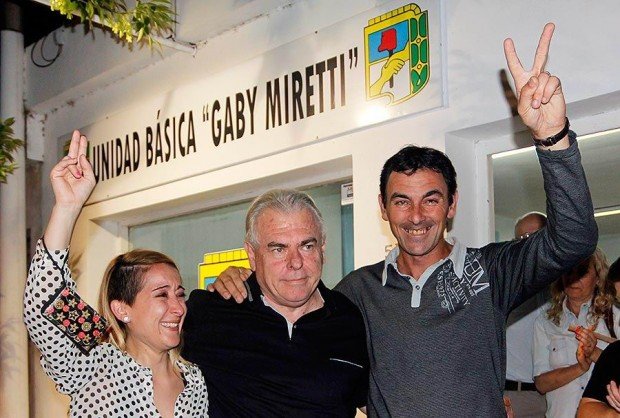 Oscar Girard -al centro- tercer concejal electo, junto a sus compañeros de lista (Foto: Diego Rosso).