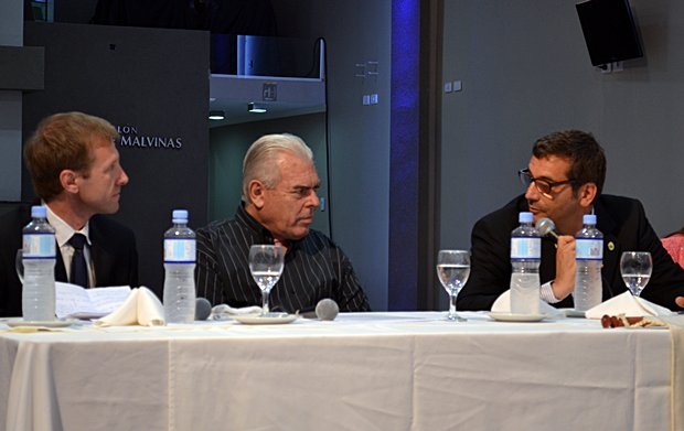 El nuevo Presidente del Concejo, Horacio Bertoglio (a la derecha), acompañado por dos de los nuevos ediles: Oscar Girard y Gonzalo Toselli.