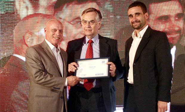 Los directivos de la láctea, en la entrega del reconocimiento (Prensa SanCor).