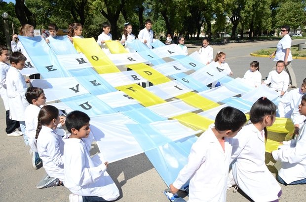 Los alumnos en la representación efectuada durante el acto cívico (Prensa Municipalidad).