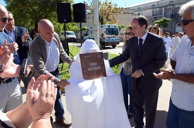 Una de las tres placas que serán colocadas a modo de intervención urbana (Prensa Municipalidad).