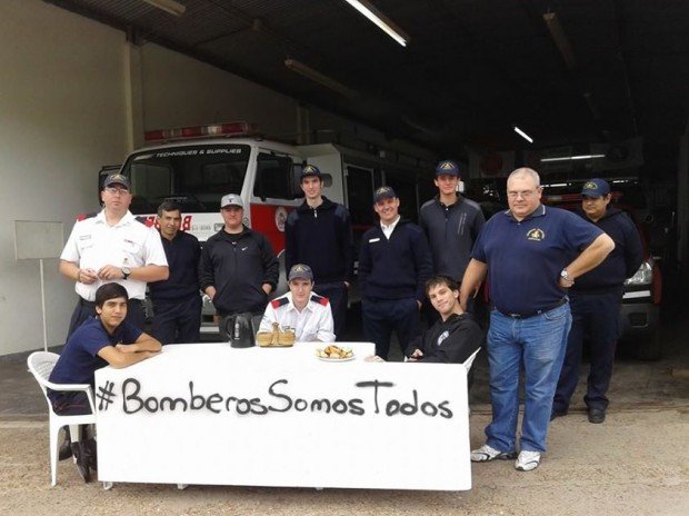 Parte de los bomberos que estaban en el cuartel, hoy domingo, esperando por adhesiones de la comunidad (Foto: Facebook).