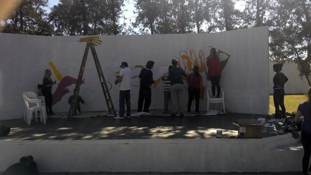 Parte de los vecinos, en plena labor de pintado (Facebook barrio SanCor).