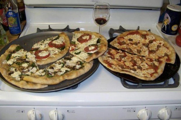 "Dos pizzas sobre un horno", describió el sistema de manera automática. (Télam)