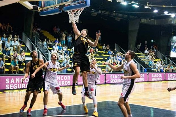 Obras supo encontrar variantes y quedarse con el juego (Foto: Prensa Obras).