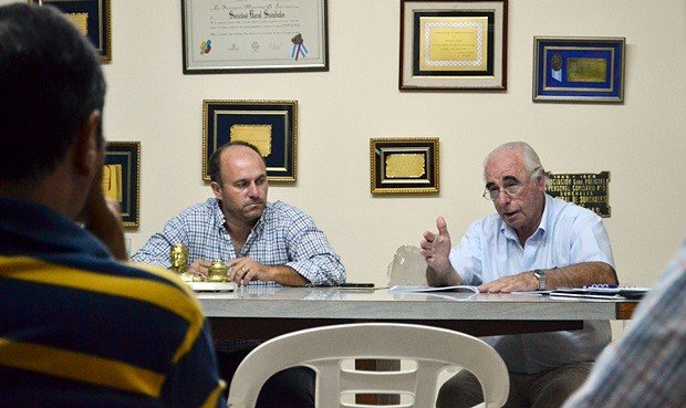 Las autoridades, en plena reunión con los productores.