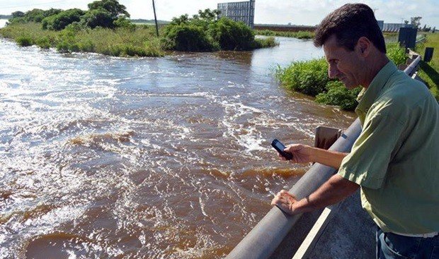 El Secretario de Obras Públicas, Adrián Sola, monitoreando uno de los canales (Prensa Municipalidad).