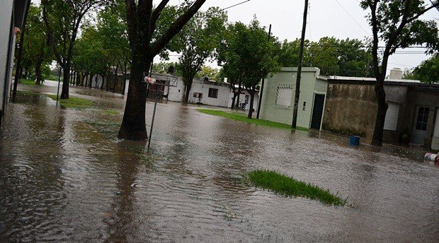 Así estaban hoy muchas de las calles de la ciudad, cubiertas de agua más allá de la altura de los cordones.