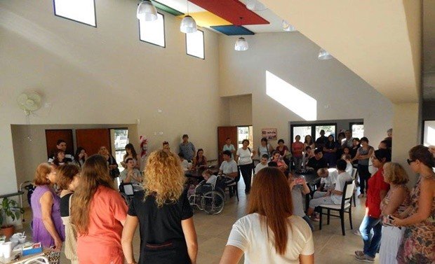 Los concurrentes, desarrollando una actividad en el nuevo edificio (Facebook El Faro).