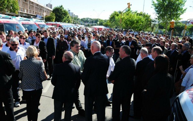 El Director del Hospital, Ernesto Bosco y el Presidente del Samco, Hugo Acuña, recibiendo las entregas (Prensa Provincia).