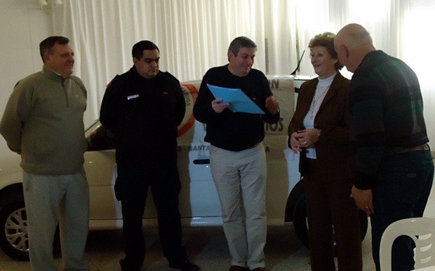 Directivos de Bomberos en la entrega del vehículo.