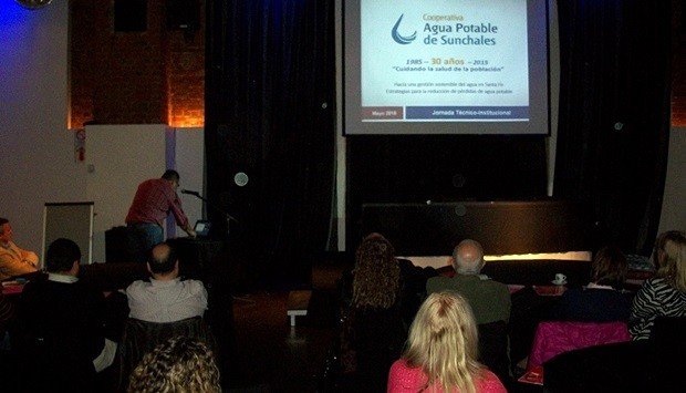 El ingeniero Alasia, durante la disertación en Rosario.