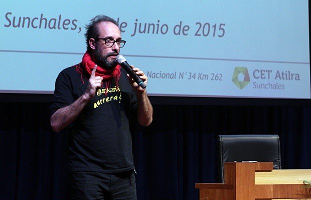 Jáuregui durante su disertación en el Auditorio del CET.