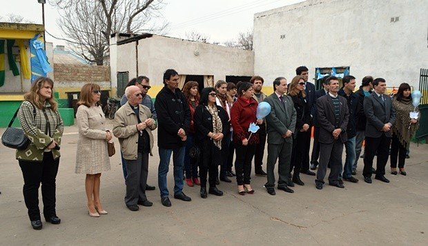 Las autoridades municipales y barriales, en la inauguración.