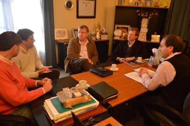 Bolatti, Toselli y colaboradores de ambos, en la reunión (Prensa Municipalidad).