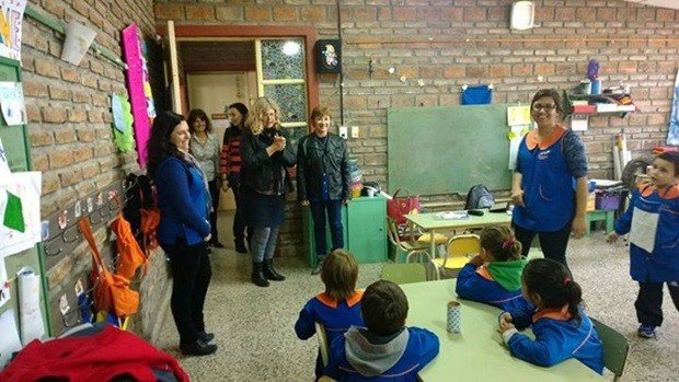 Balagué, durante la visita a la escuela 1212, recorriendo la sala de Jardín Nº 274 (Facebook).