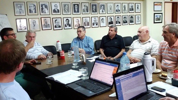 Detalle de la reunión entre concejales e integrantes de la Asociación de Bomberos.