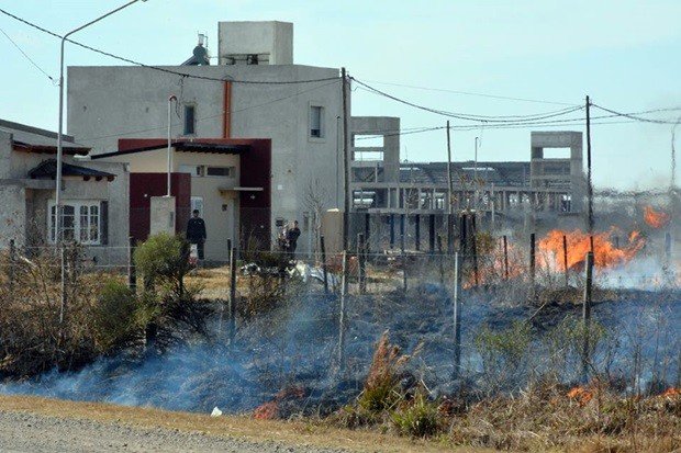 Una clara imagen de la peligrosidad del incendio (Foto: Facebook Daniel Ponce).