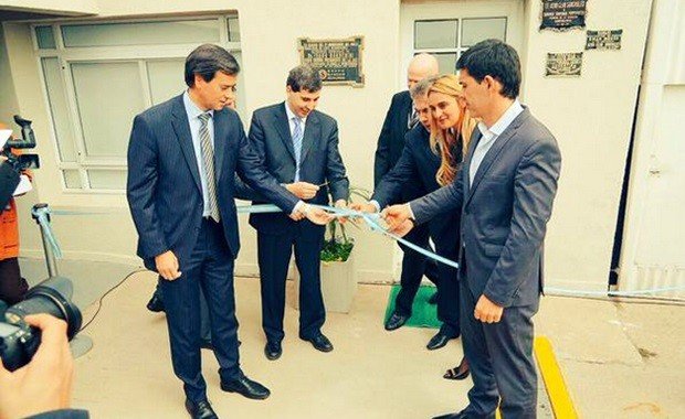 El momento tradicional del corte de cintas formal.