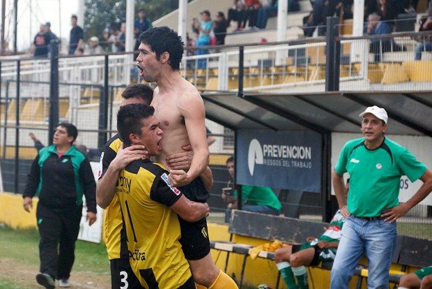 Rivero festeja el tanto del triunfo (Foto: Diego Rosso).