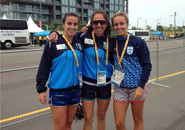 La sunchalense posa junto al resto del equipo, en Canadá (Facebook Paula Ormaechea).