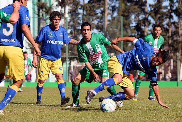 Trabado, luchado, así fue buena parte del encuentro (Foto: Diego Rosso).