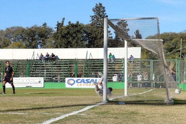 Unión consiguió desde el penal lo que no pudo por intermedio de las jugadas previas (Foto: José Casalis).