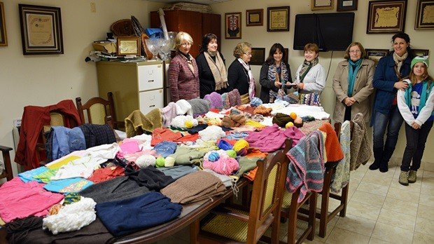 Las responsables de las entidades involucradas, en el momento de la entrega.