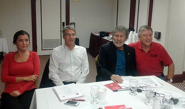 Mesa de trabajo de directivos de UITA: Burcu Ayan (India), James Ritchie (Nueva Zelanda), Héctor Ponce y Ron Oswald, Secretario General de la internacional con sede en Ginebra.