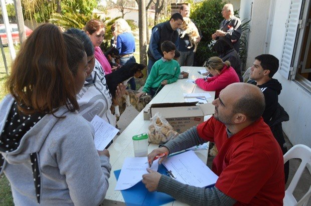 Los profesionales en la vecinal del barrio Cooperativo, el pasado sábado.