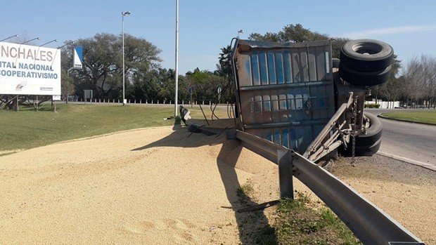 La imagen da cuenta de cómo quedó el acoplado, en la rotonda de acceso a la ciudad (Foto: Móvil Quique).