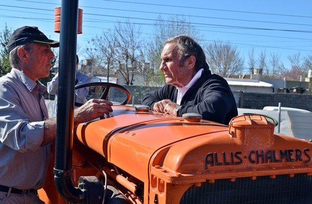 El "Lole" Reutemann también se acercó a recorrer la muestra y se distendió con los tractores antiguos.