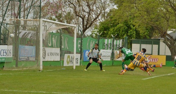 Escott ya anticipó con su cabezazo y la pelota está dentro del arco...