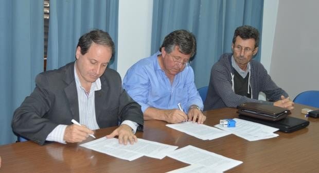 El Intendente y el responsable de la empresa Rey, en la firma del convenio tras la Licitación (Foto: Municipalidad).
