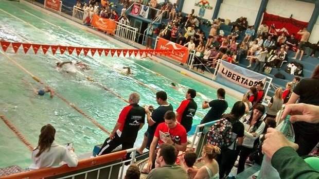 Luis, participando en una de las competencias (Facebook Natación CAU).