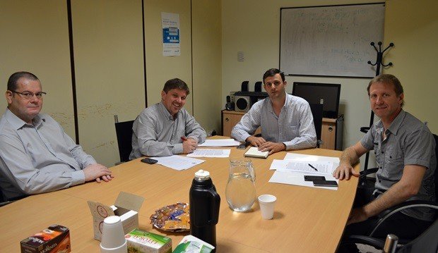 El momento de la firma del convenio en Santa Fe.