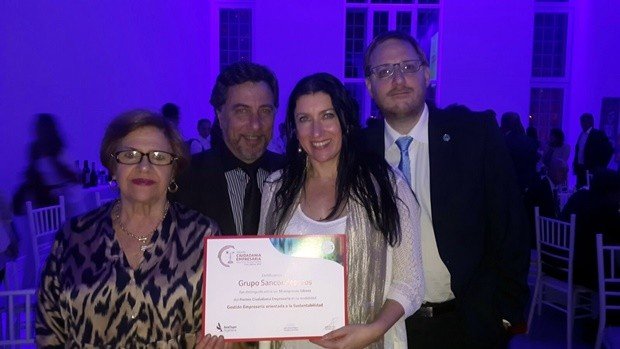 Directivos de la aseguradora, recibiendo el reconocimiento.