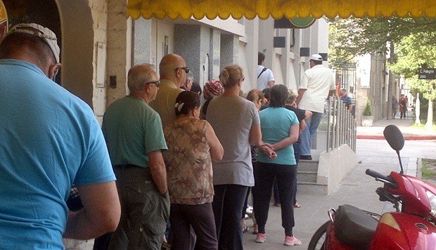 Esta es la imagen de la mañana de hoy, con más de 30 metros de cola en uno de los cajeros.