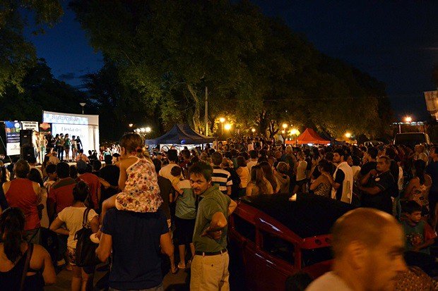 Una multitud, entre los autos, el año pasado.