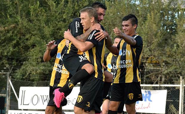Todos con el goleador. El rubio número 9 se anotó de movida en el aurinegro.