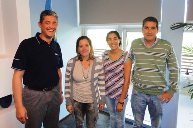 Gerardo Emanueli, de BHY, junto a los jóvenes capacitados.