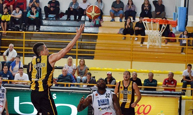 Vildoza, marcando dos de sus 17 puntos de la noche.