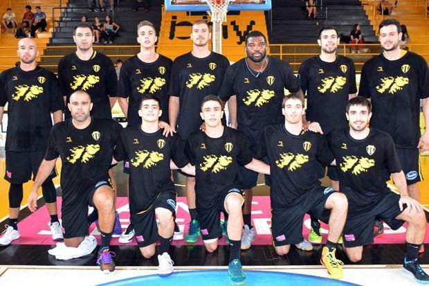 El plantel aurinegro con la alusión a Malvinas.