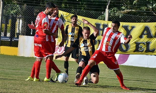 Zbrum lucha rodeado de camisetas de Independiente.