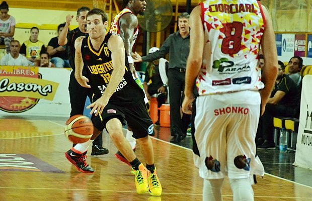 Saglietti, en el último duelo ante San Martín, en El Hogar de los Tigres.