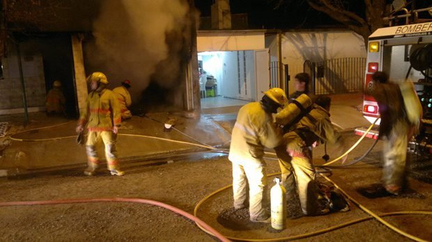 Los Bomberos en acción, en la madrugada de hoy.
