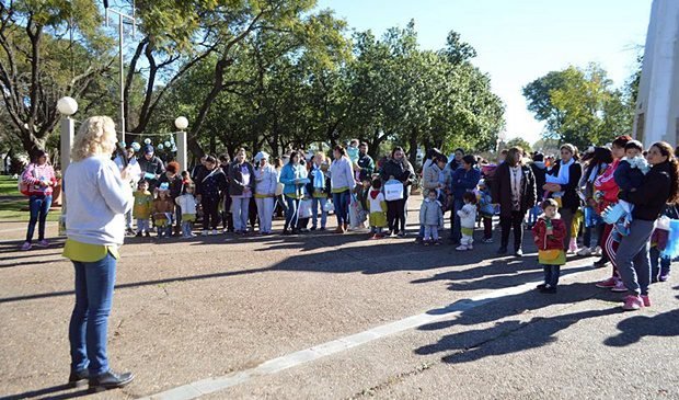Los pequeños del Jardín Municipal recorrieron el centro de la ciudad entregando presentes alusivos.